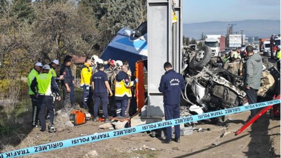 ANKARA-KAZAN YOLUNDAKİ KAZADA 5 ÖLÜ ONLARCA YARALI VAR