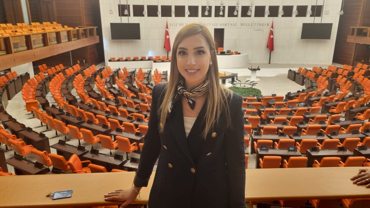 AİLE DANIŞMANI GAZETECİ-SPİKER  ÖZDEN CANBOLAT ANKARA MECLİSİ ANADOLU BİRLİĞİ SAFLARINA KATILDI