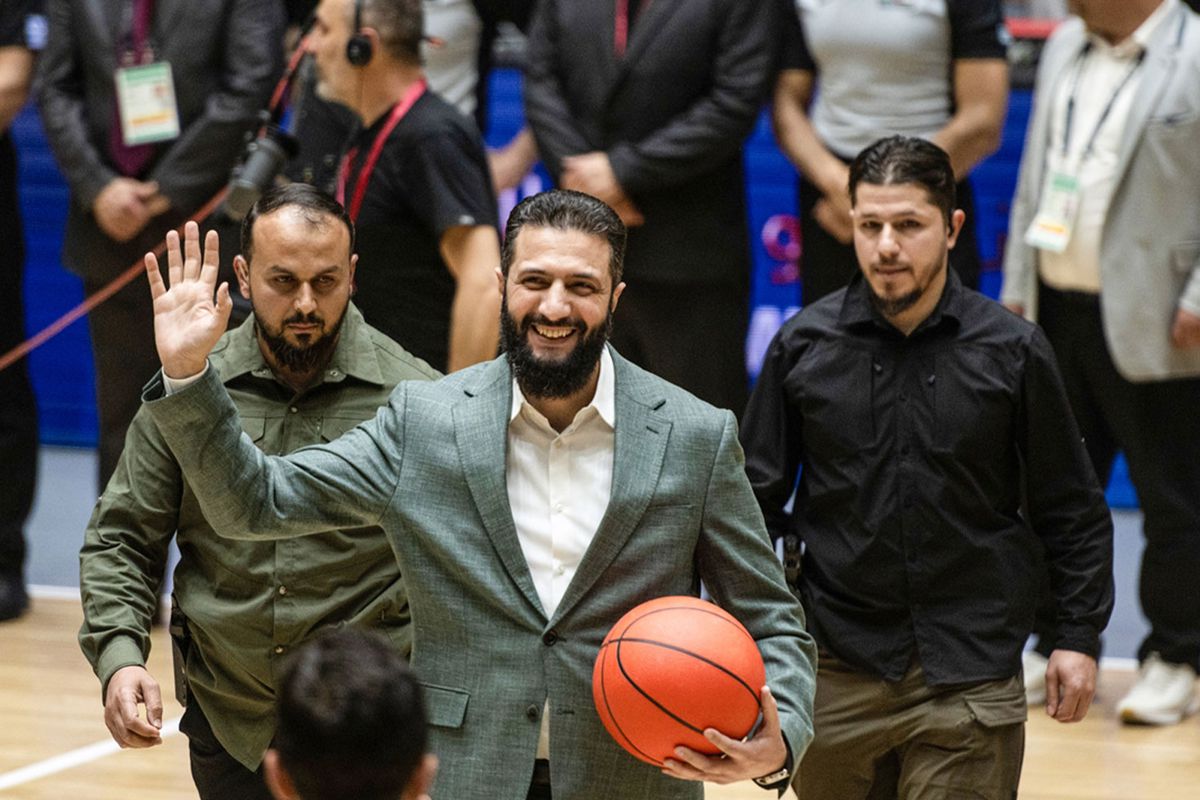 SURİYE CUMHURBAŞKANI AHMET ŞARA SAHAYA İNİP GENÇLERLE BASKETBOL OYNADI