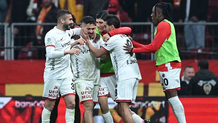 GALATASARAY GENÇLERBİRLİĞİ KARŞISINA TOPLARI TÜFEKLERİ İLE GELSELER DE KENDİ SAHASINDA MAĞLUP OLMATAN KURTULAMADI