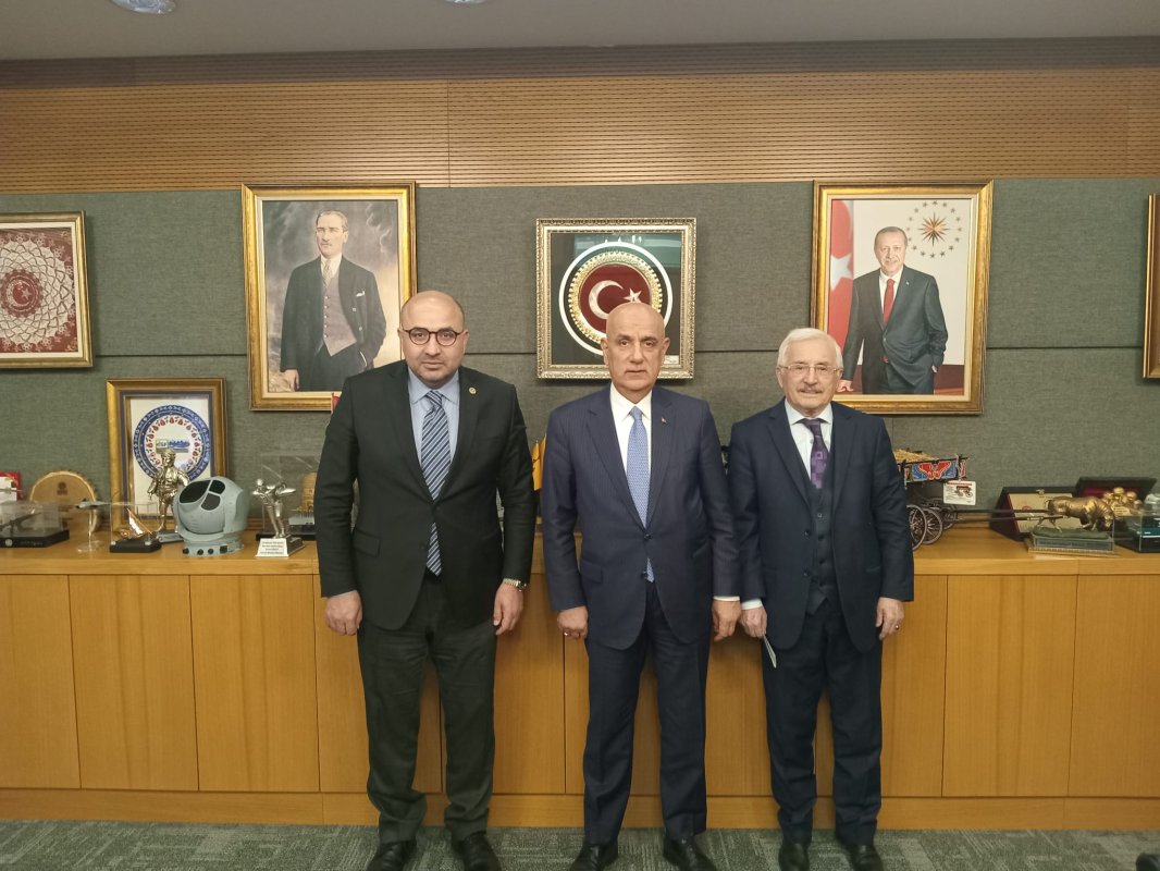 Tarım Orman Köyişleri Eski Bakanı, Tarım Orman Komisyonu Başkanı, Kahamanmaraş Milletvekili  sayın Vahit Kirişçi ile görüşmemizde, önce insanlığı sonra toplumumuzun unutmak üzere olduğu demokrasi ve siyaseti yeniden öğrendim.