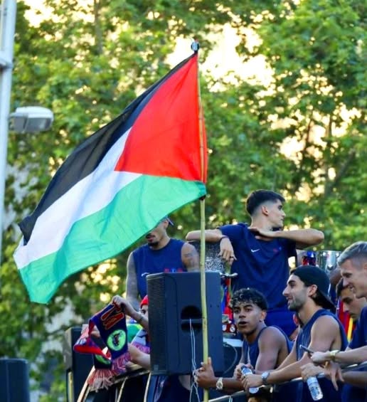 Müslüman Kardeşliği.... Lamine Yamal, Barcelona’nın zafer gecesinde Filistin bayrağı açtı