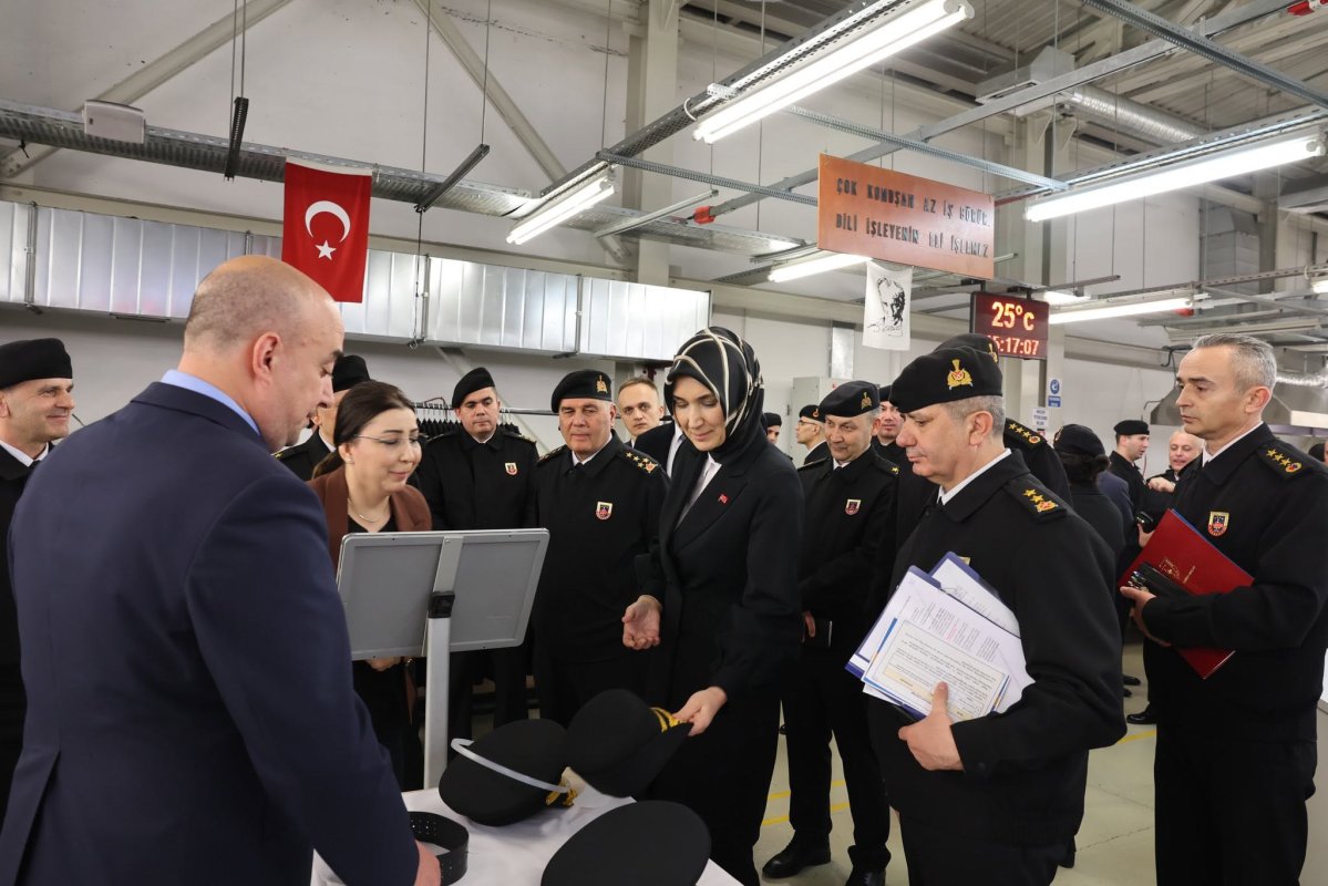 DELETİN ZİRVESİNDE BAŞRTÜLÜ BİR HANIMEFENDİ Doç. Dr. Kübra Güran Yiğitbaşı 