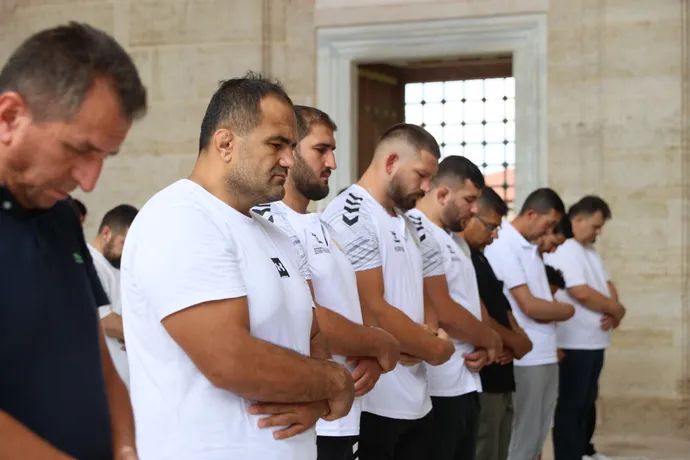 Kırkpınar Pehlivanları Er Meydanı Öncesi Selimiye Camisi'nde Cuma Namazı İçin Saf Tuttu
