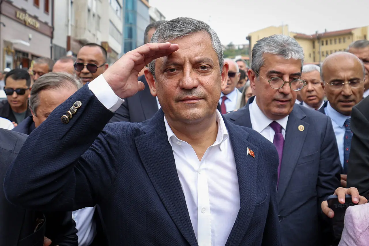 CHP'de tarihi kopuş! Özgür Özel dahil 91 milletvekili istifa etti!