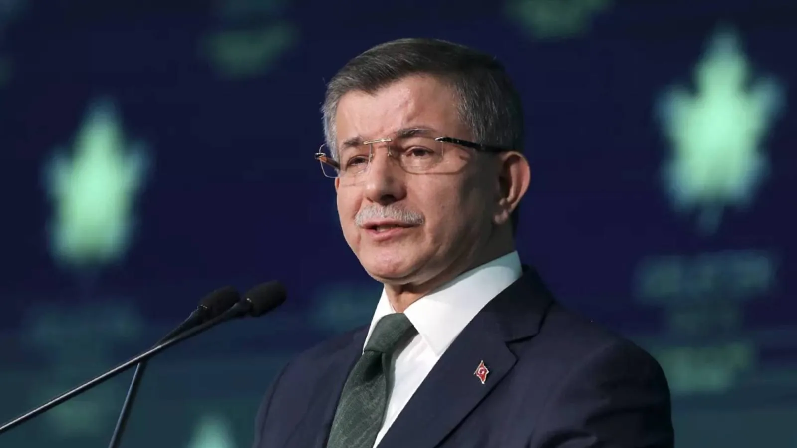 Siyaset sahnesinde sisteme baş kaldırarak istifa etti