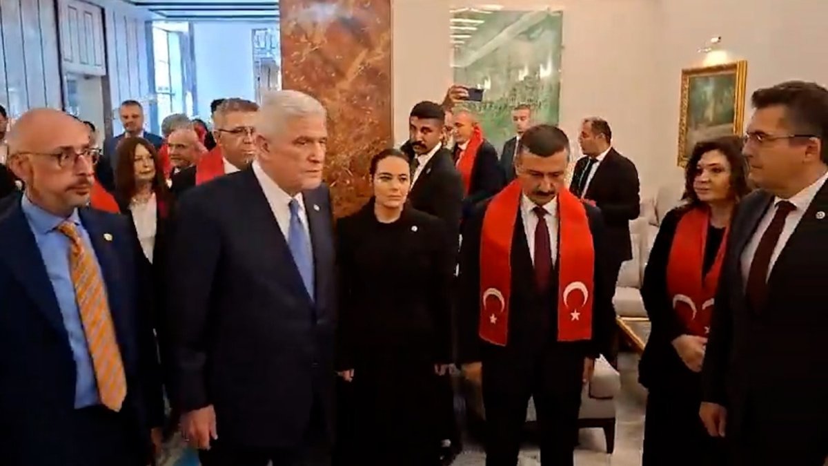 İYİ Parti kararlılığını sürdürüyor, Meclis'e bayraklarla girdi!