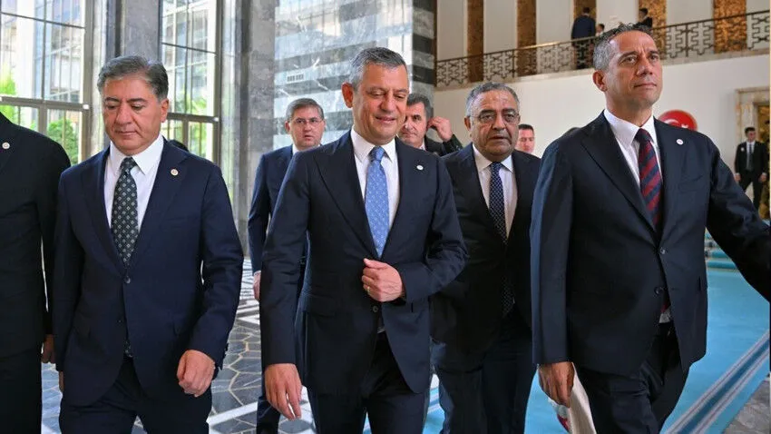 Meclis'teki tarihi oylama sonuçlandı, YENİ PARTİ İKİYE BÖLÜNDÜ, ÖZGÜR ÖZEL ZORDURUMDA