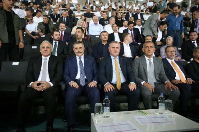 İçişleri Bakanı Çiftçi Diyarbakır'a gidip EMET SPOR _Erzurumsupor maçını izledi.