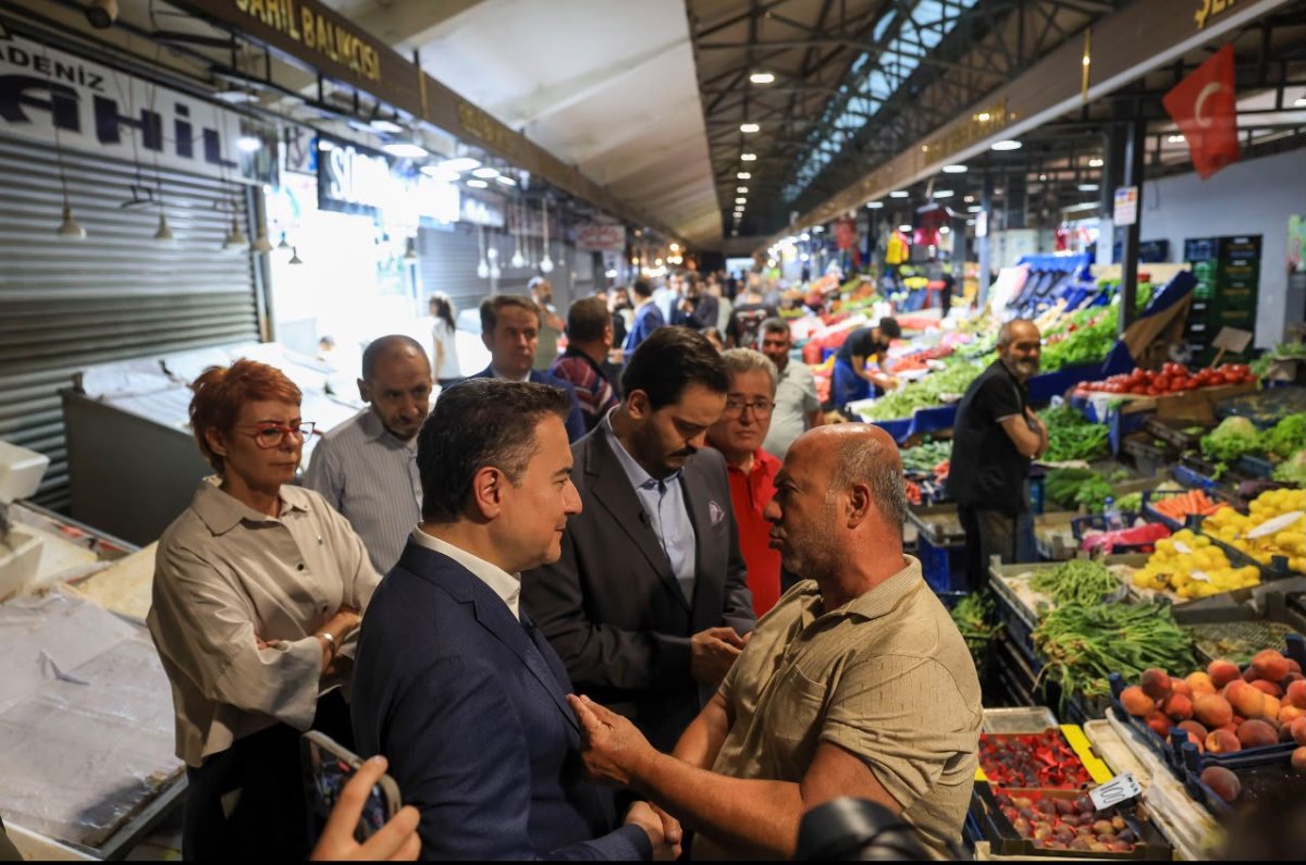 Ali Babacan, Babasının O'nu okutup büyüttüğü semtte esnaflarla buluştu.