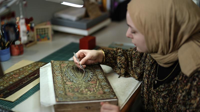 Anadolu'nun 800 yıllık "yazma eser" mirasını bir kızımız gün yüzüne çıkıyor