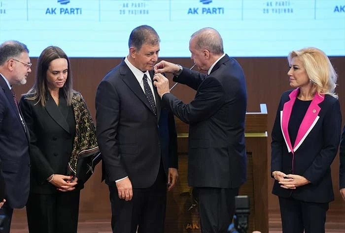 İzmir, AK Parti'ye geçti! Cumhurbaşkanı Erdoğan, Cemil Tugay'a rozet taktı
