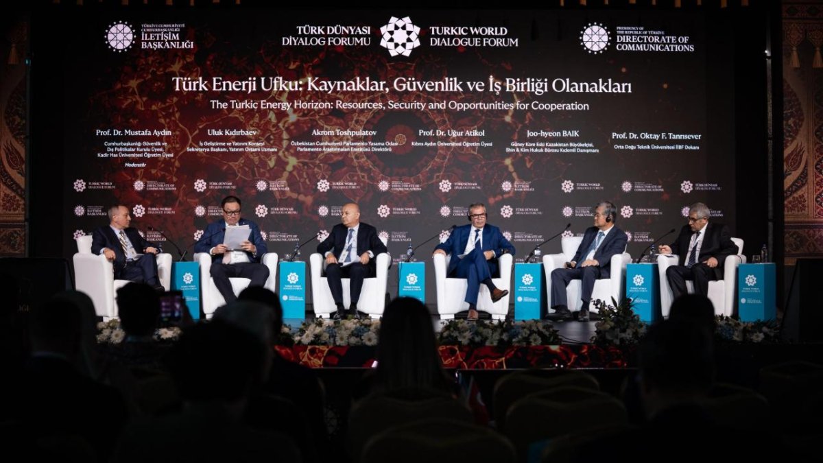 Ankara'da Türk Dünyası Forumunda 40'tan fazla konuşmacı oturumlara katıldı